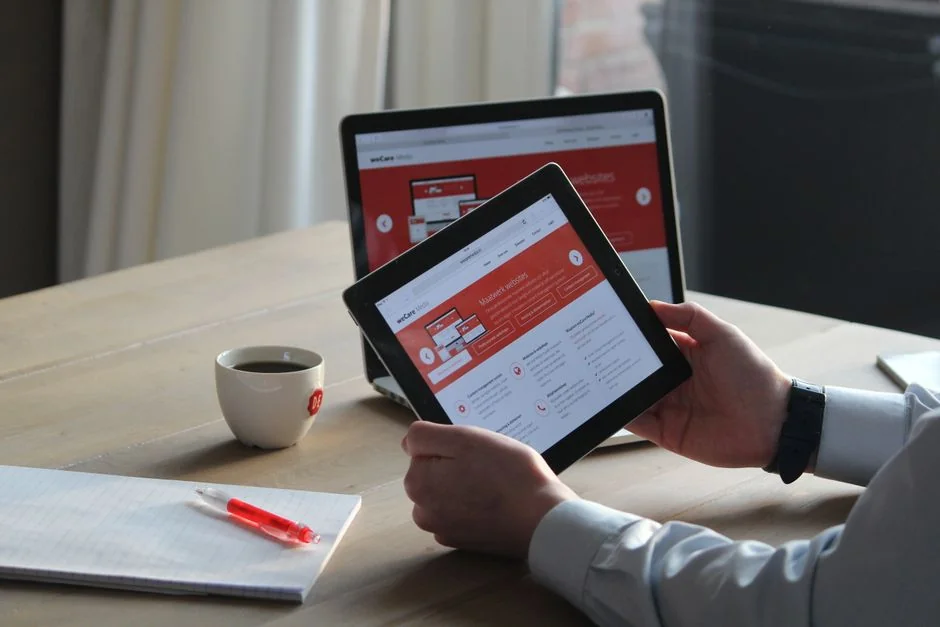 Une maquette de site web affichée sur l'écran d'un MacBook posé sur un bureau de bureau.