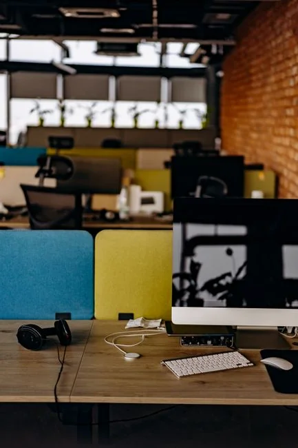 Groupe de designers travaillant ensemble dans un espace de bureau moderne avec un ordinateur.